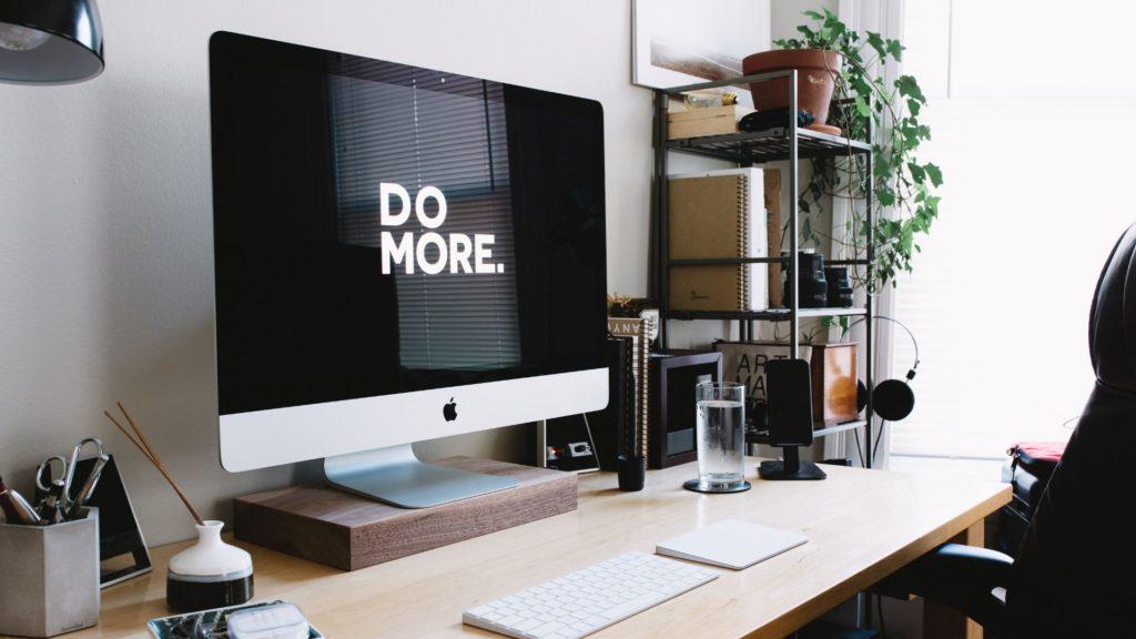 Exemple d'aménagement d'un bureau en suivant les pratiques Feng Shui.